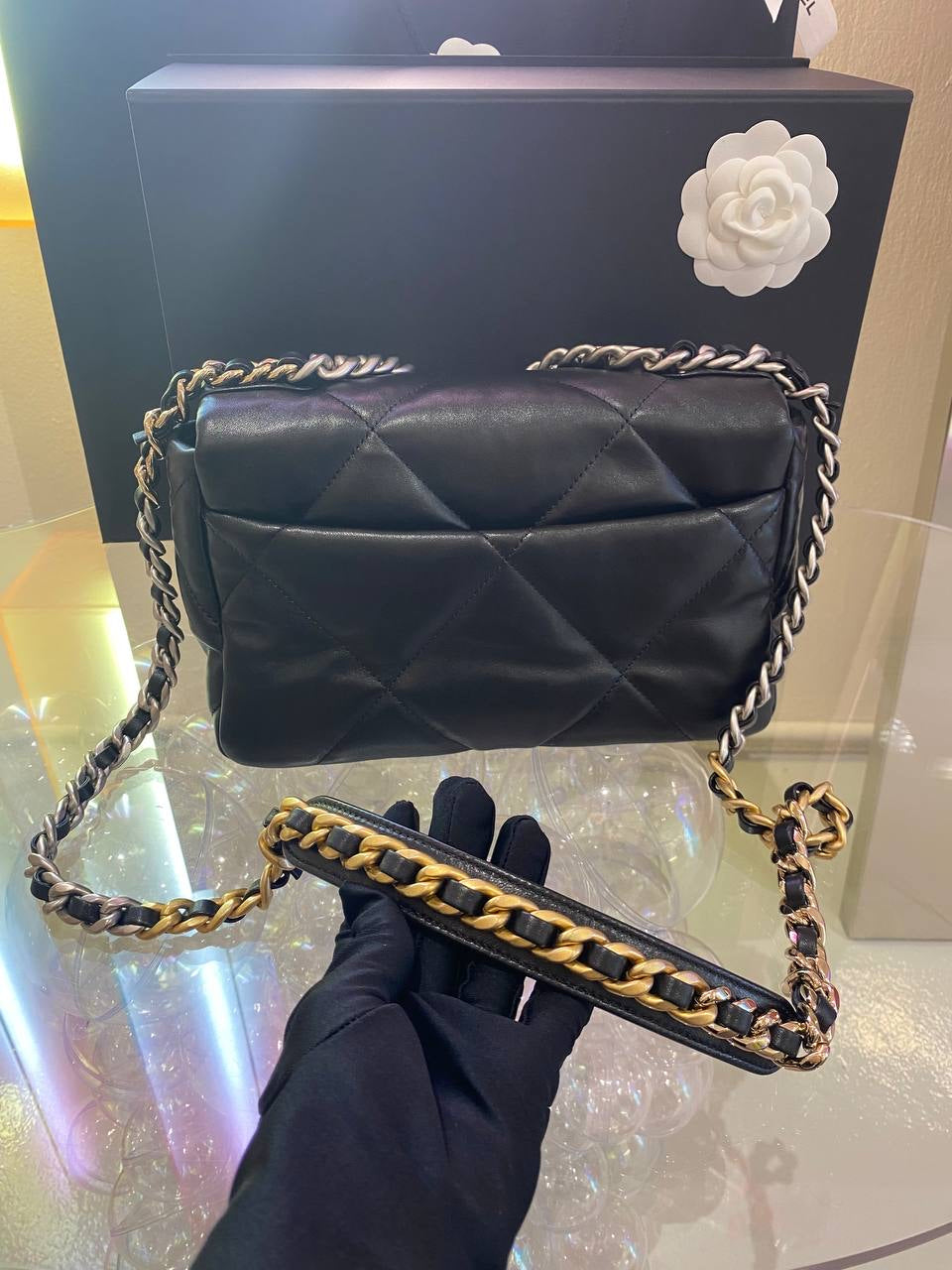 CHANEL 19 SHW SMALL