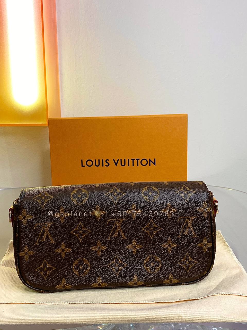 LOUIS VUITTON Wallet on Chain Ivy